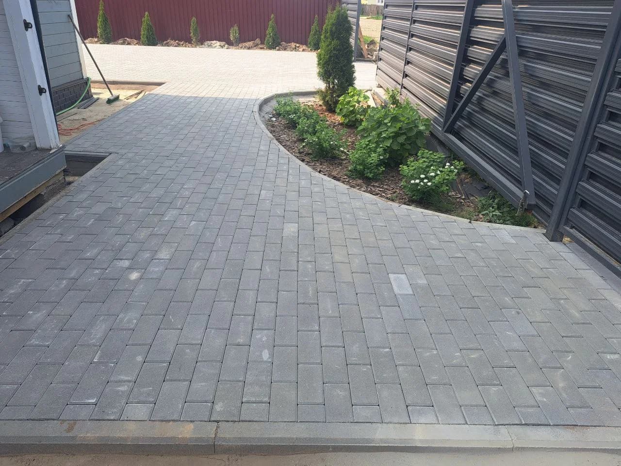 Площадка и проходы у дома, выполненные из тротуарной плитки